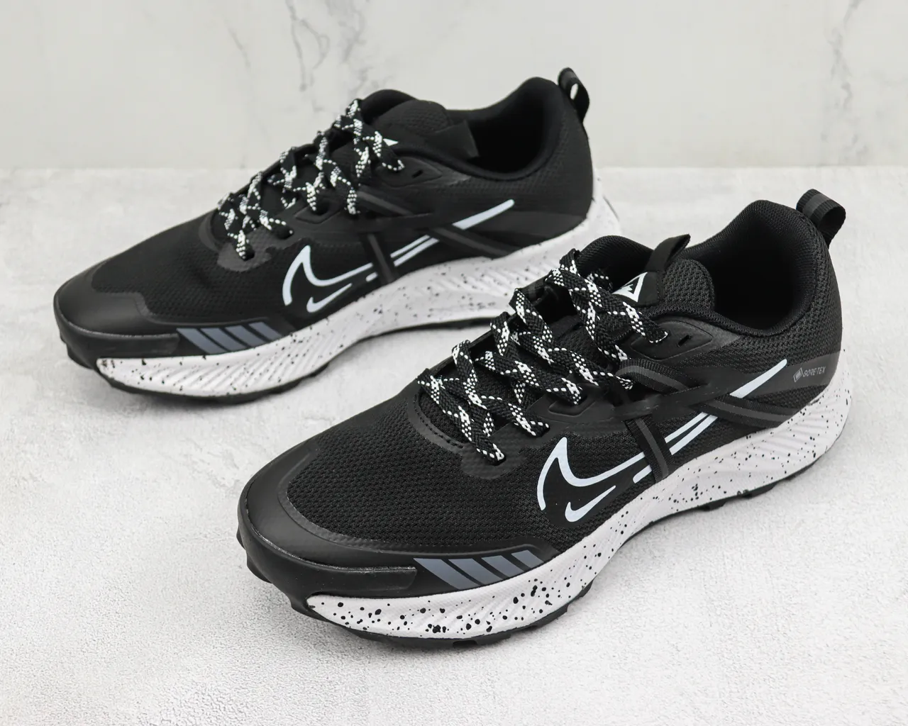 Nike Black White Mesh Upper GORE-TEX Waterproofing Running Shoes 4
