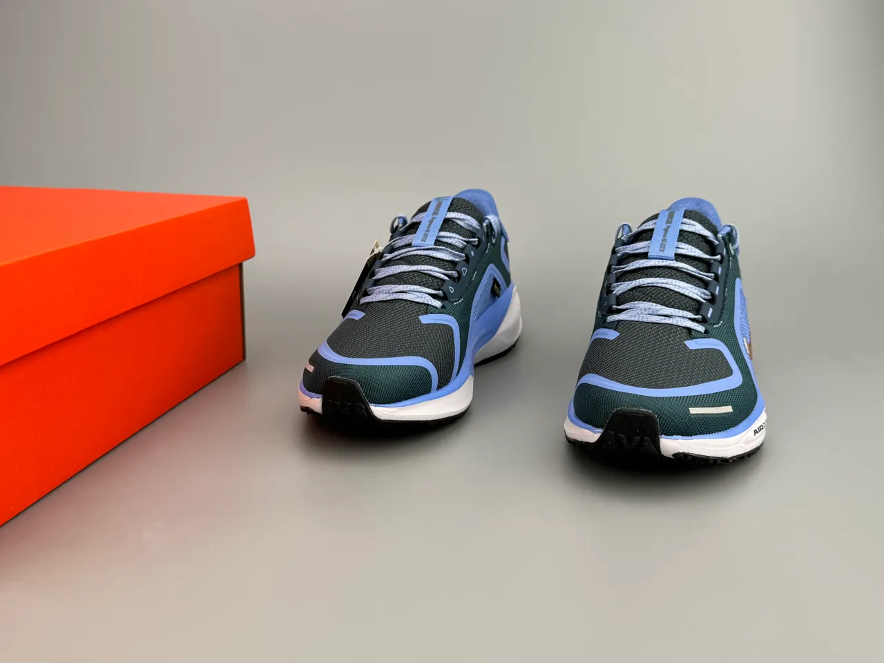 Nike Blue Gold Mesh And Synthetic Overlay Upper GORE-TEX Waterproof Lining Running Shoes 3