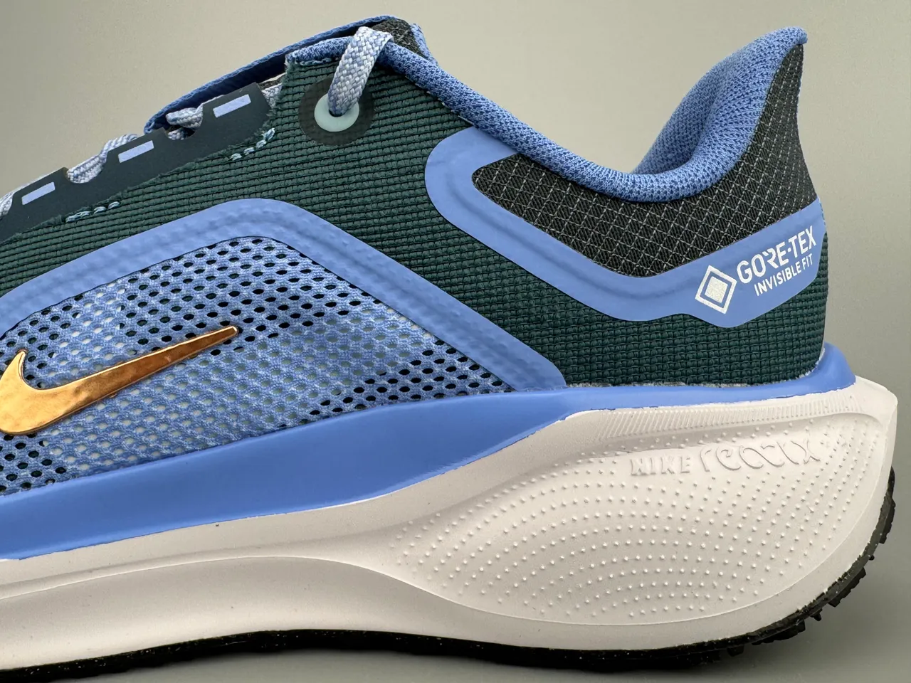 Nike Blue Gold Mesh And Synthetic Overlay Upper GORE-TEX Waterproof Lining Running Shoes 7