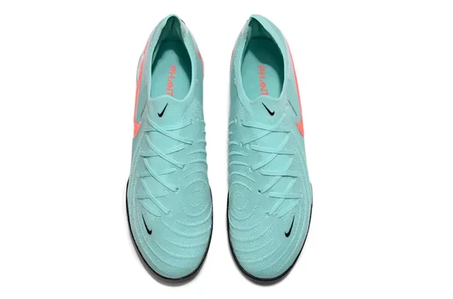 Chuteiras Nike azul e laranja com upper de knit e sola turf 2
