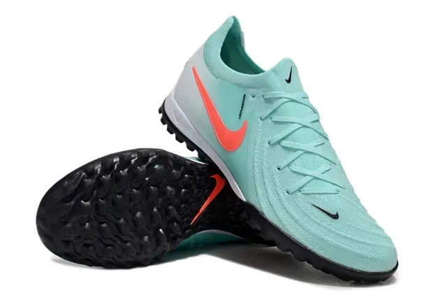 Chuteiras Nike azul e laranja com upper de knit e sola turf 3