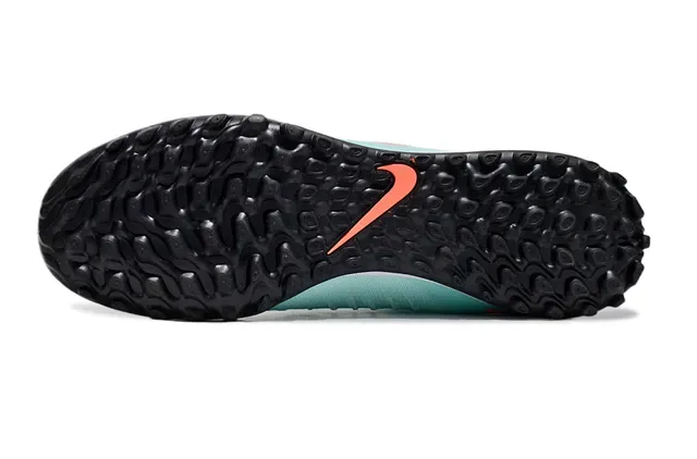 Chuteiras Nike azul e laranja com upper de knit e sola turf 6