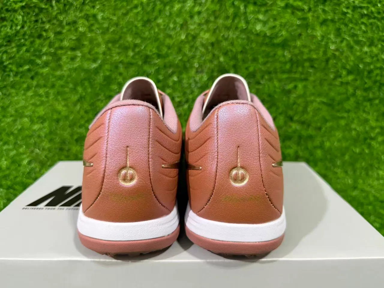 Nike Marrón Dorado Bajo Corte Superior Sintético Recubrimientos Texturizados con Olas Césped Artificial Zapatos de Fútbol 13