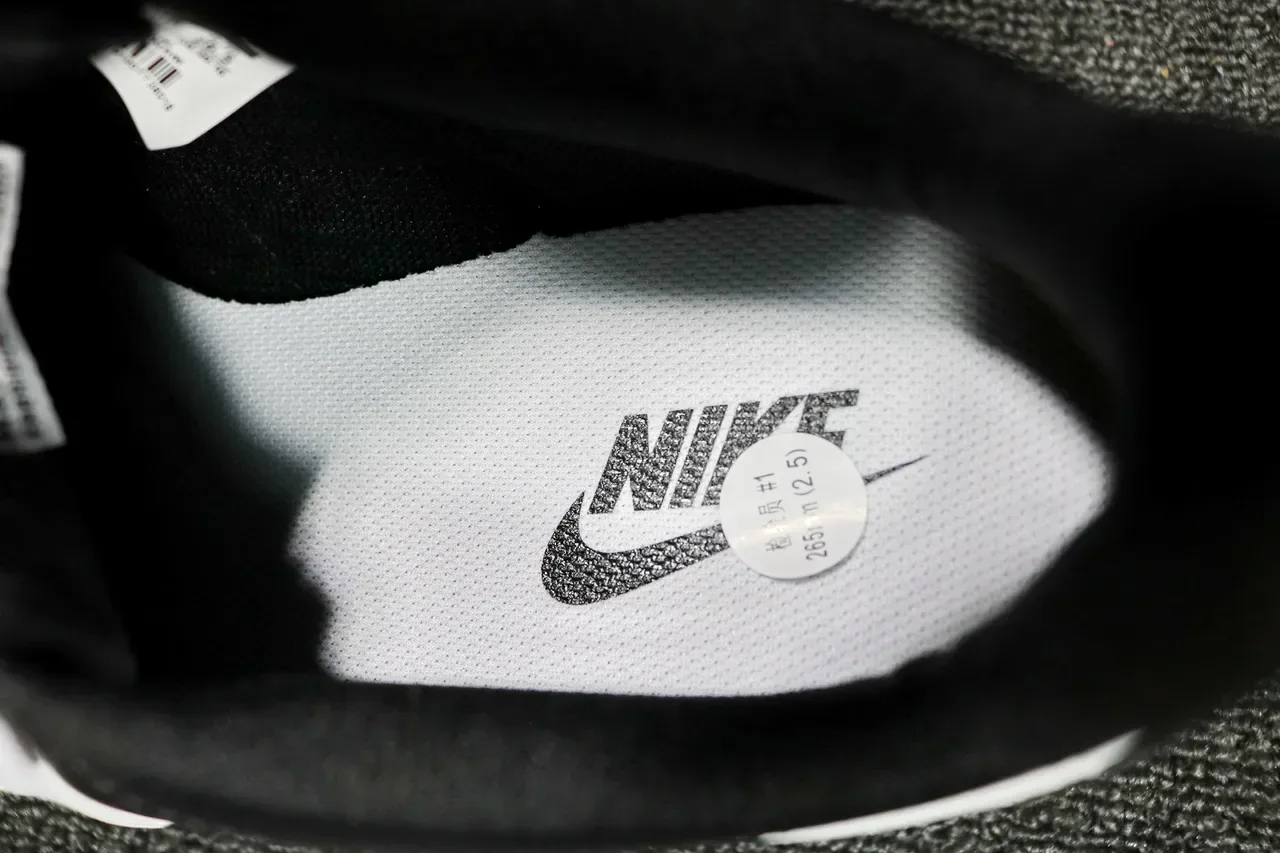 Nike Cortez Chaussures Lifestyle Noir et Blanc 4