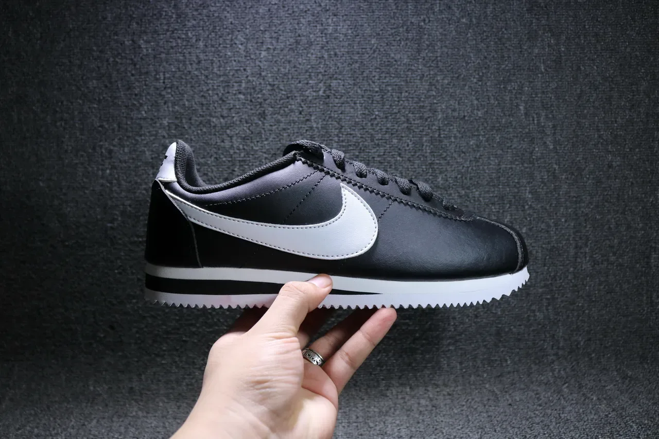 Nike Cortez Chaussures Lifestyle Noir et Blanc 9