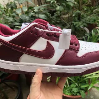 Nike Dunk Low برغوندي وأبيض سنيكرز أسلوب حياة