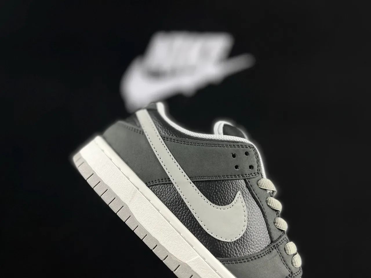 Nike Dunk Low gris et blanc lifestyle sneakers 4