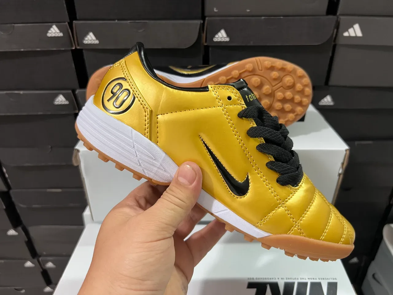 耐克 金黑金属 绗缝鞋面 Swoosh 和鞋带 室内足球鞋 2