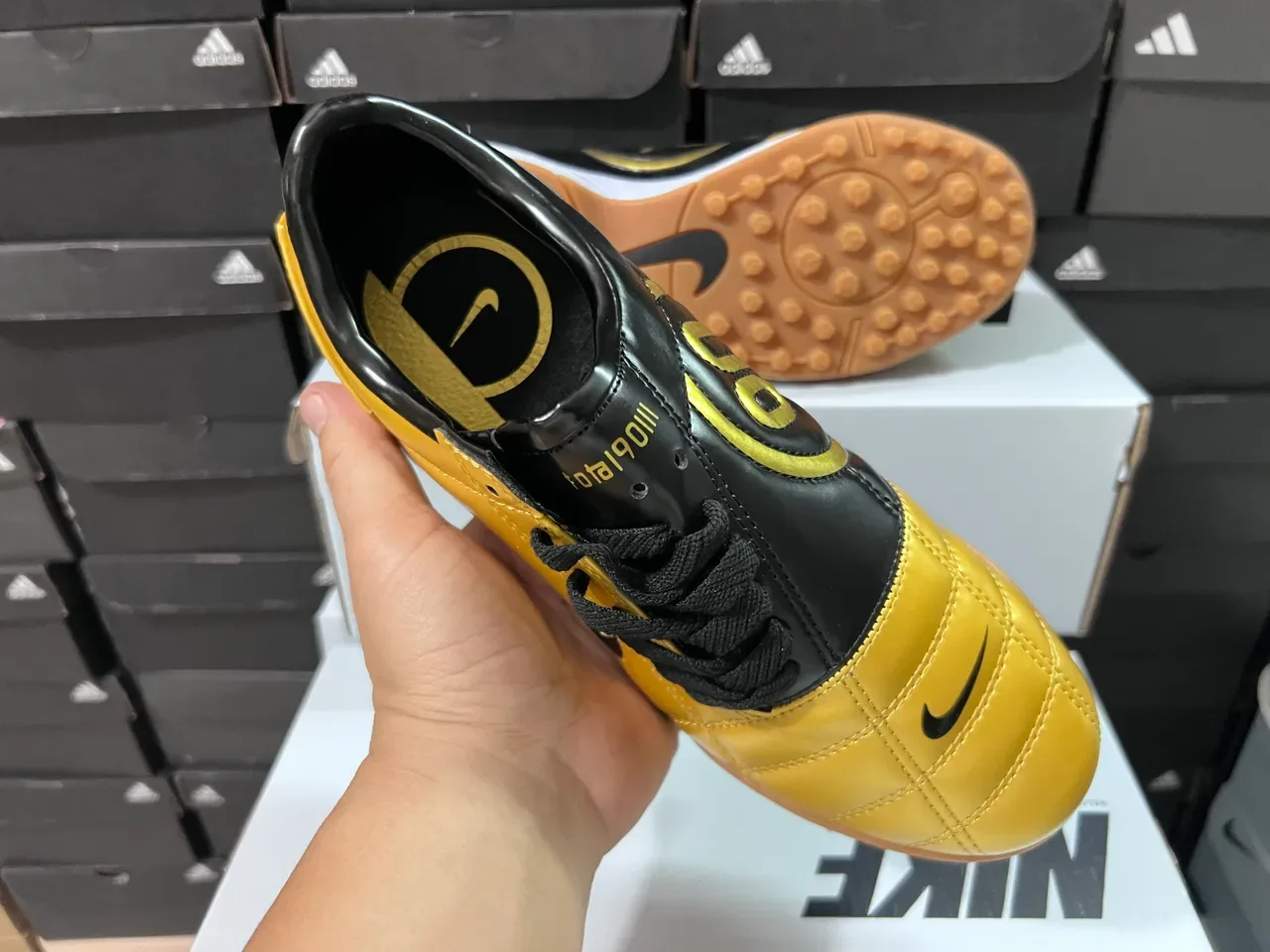 耐克 金黑金属 绗缝鞋面 Swoosh 和鞋带 室内足球鞋 3