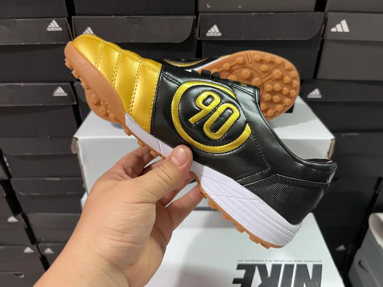 耐克 金黑金属 绗缝鞋面 Swoosh 和鞋带 室内足球鞋 4