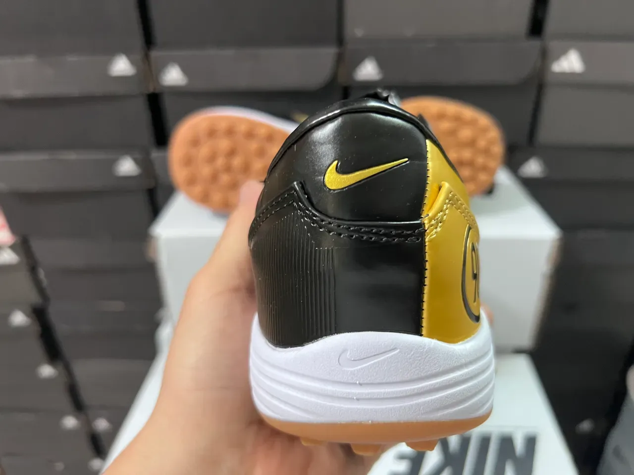耐克 金黑金属 绗缝鞋面 Swoosh 和鞋带 室内足球鞋 5
