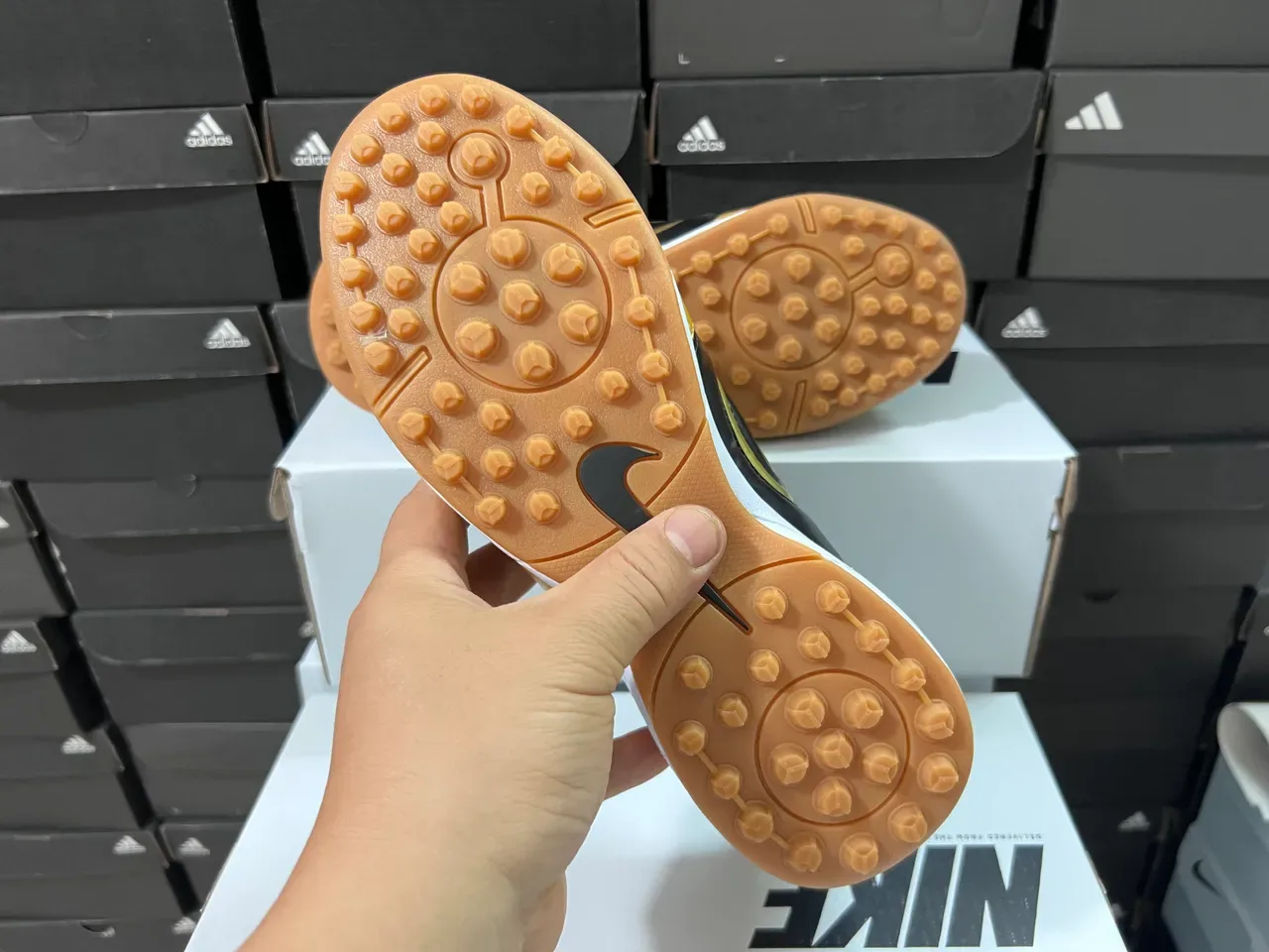 耐克 金黑金属 绗缝鞋面 Swoosh 和鞋带 室内足球鞋 6