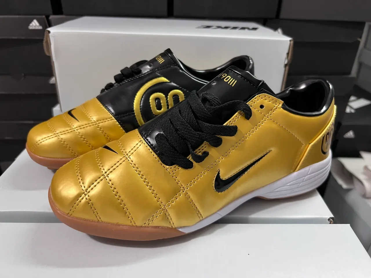 耐克 金黑金属 绗缝鞋面 Swoosh 和鞋带 室内足球鞋 7