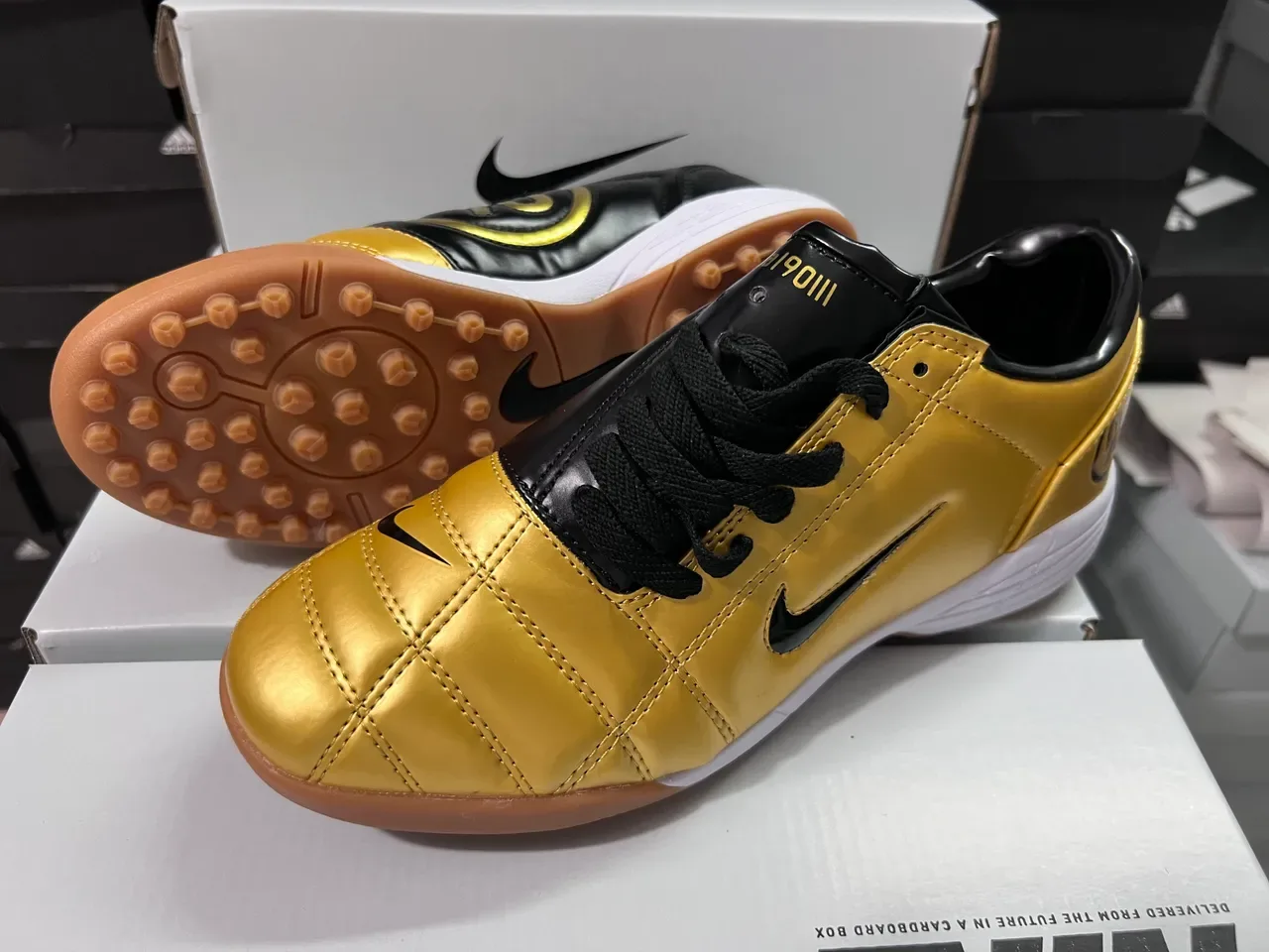 耐克 金黑金属 绗缝鞋面 Swoosh 和鞋带 室内足球鞋 8