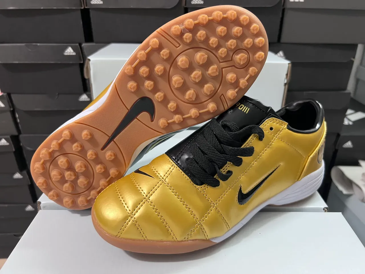 耐克 金黑金属 绗缝鞋面 Swoosh 和鞋带 室内足球鞋 9