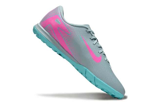 Nike ধূসর গোলাপি লো-কাট সিন্থেটিক আপার ডায়নামিক গ্রাফিক ওভারলে টার্ফ সকার শুস 2