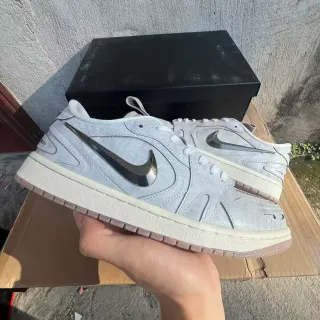 Nike أحذية رياضية رمادي أبيض Low-Top مع Swoosh معدني Lifestyle Sneakers