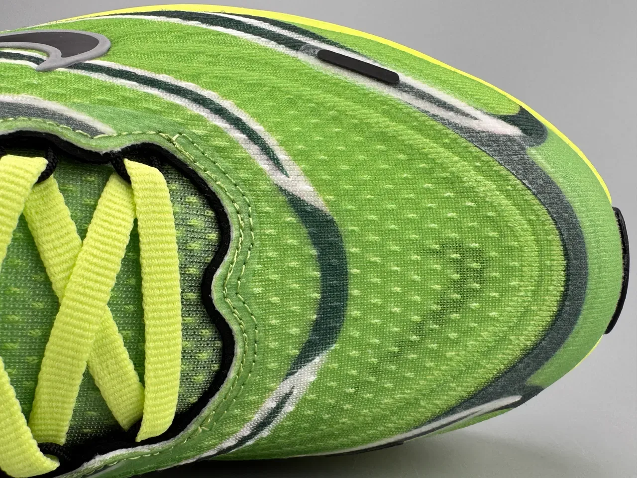 Nike हरा पीला इंजीनियर्ड मेश अपर वेव-पैटर्न्ड ओवरले रनिंग शू 2