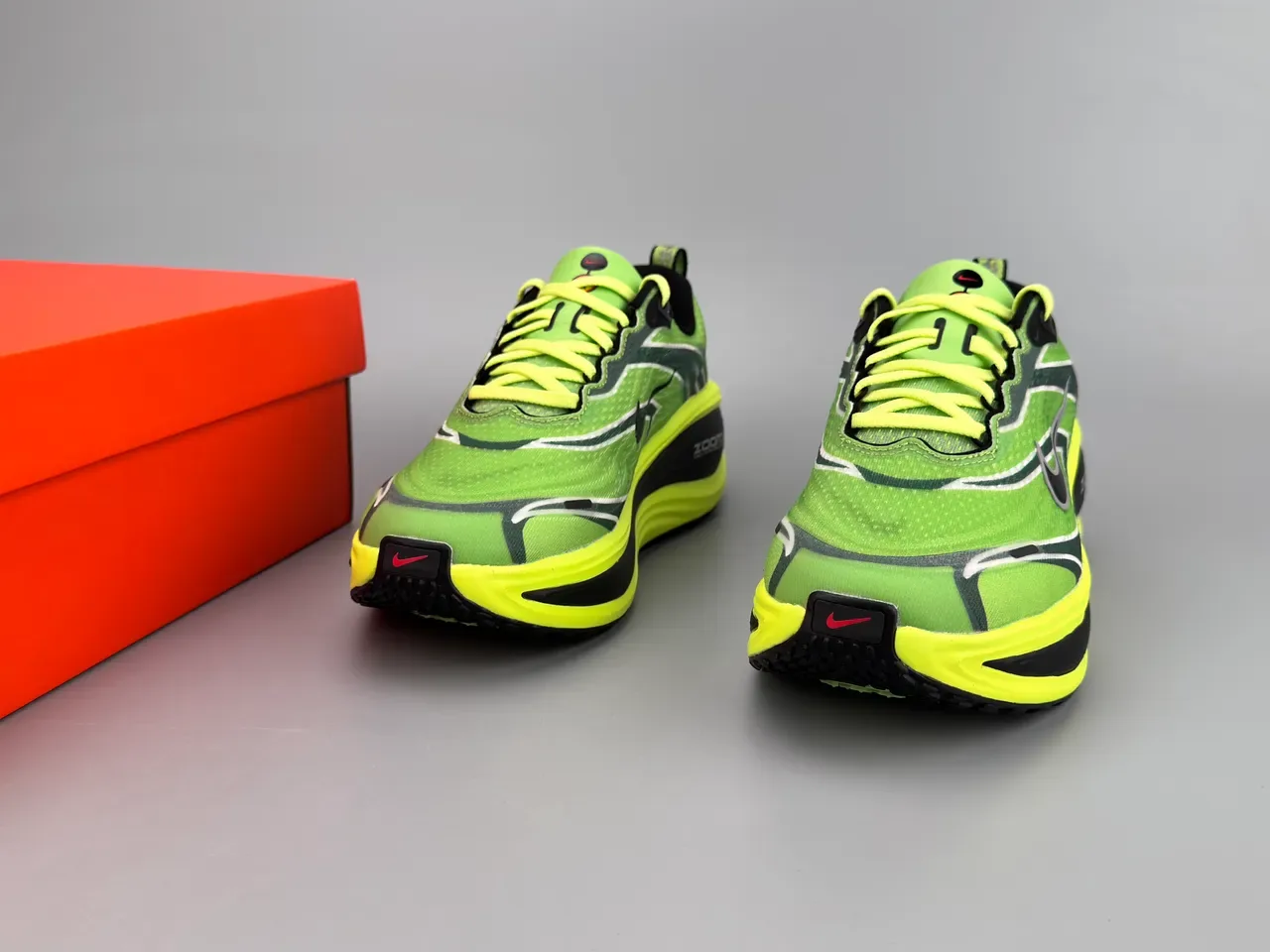 Nike हरा पीला इंजीनियर्ड मेश अपर वेव-पैटर्न्ड ओवरले रनिंग शू 3