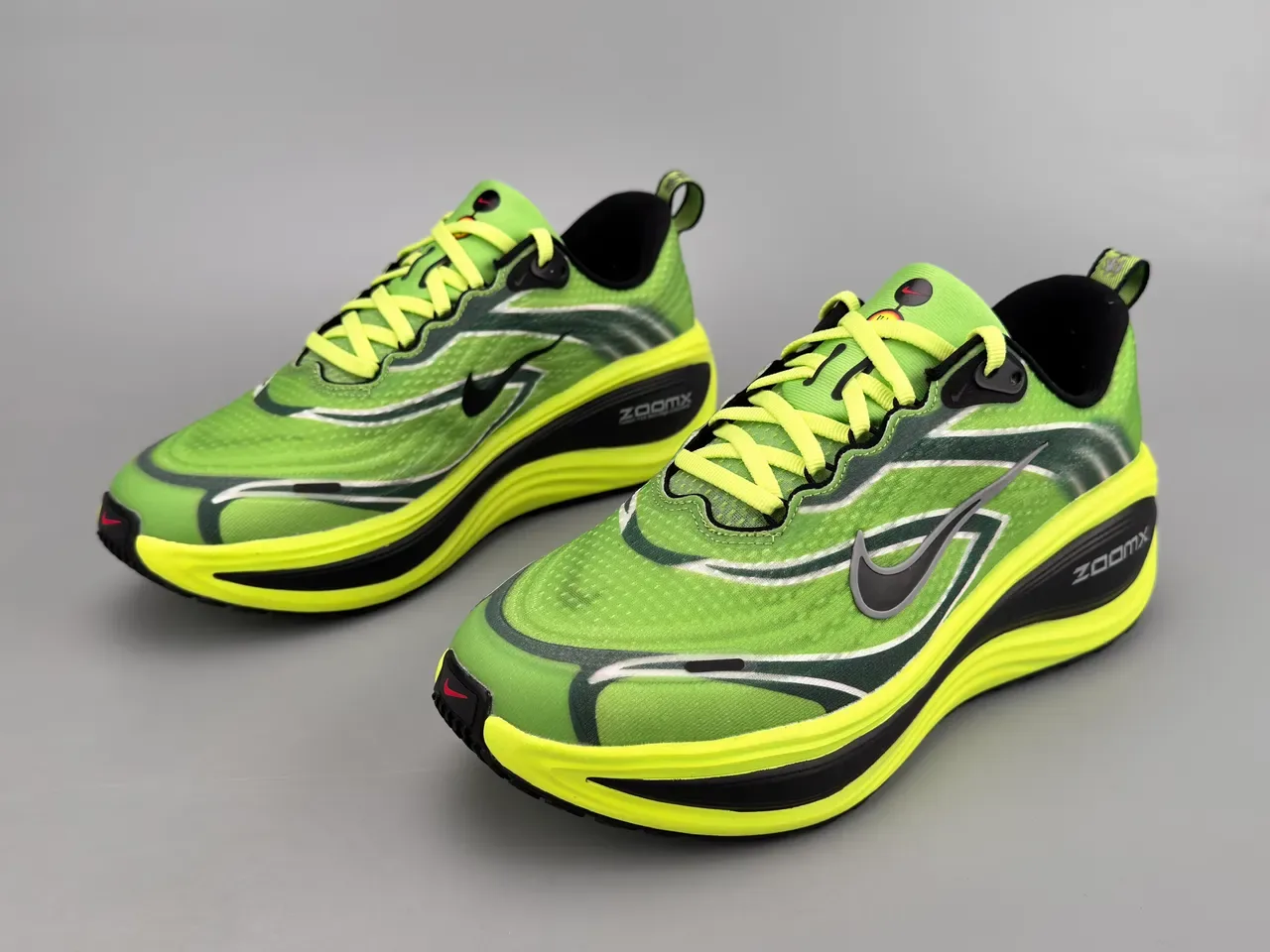 Nike हरा पीला इंजीनियर्ड मेश अपर वेव-पैटर्न्ड ओवरले रनिंग शू 5