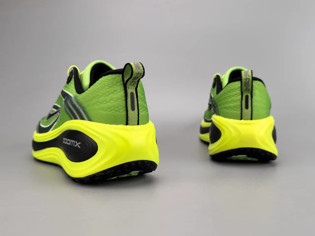 Nike हरा पीला इंजीनियर्ड मेश अपर वेव-पैटर्न्ड ओवरले रनिंग शू 6