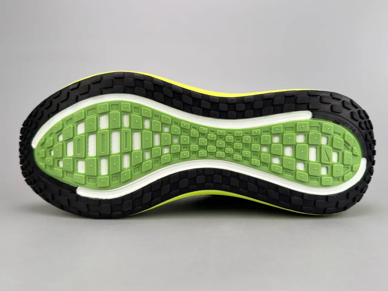 Nike हरा पीला इंजीनियर्ड मेश अपर वेव-पैटर्न्ड ओवरले रनिंग शू 8