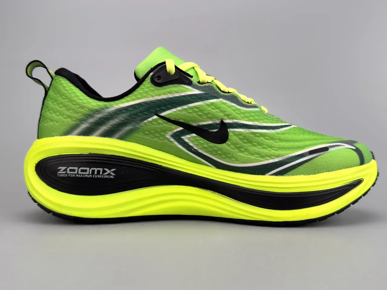 Nike हरा पीला इंजीनियर्ड मेश अपर वेव-पैटर्न्ड ओवरले रनिंग शू 10