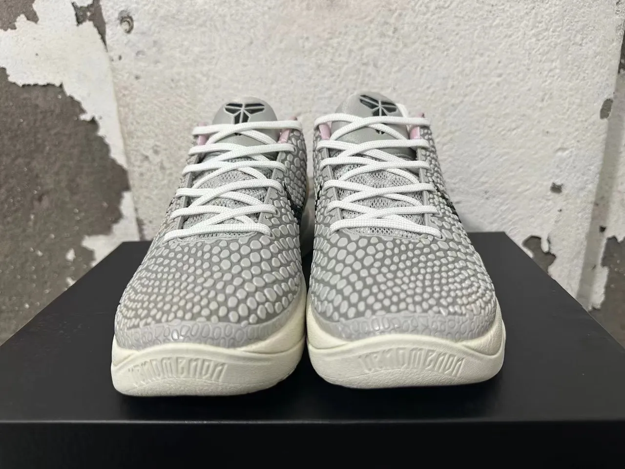 Nike Kobe 5 Protro धूसर सफेद गुलाबी बास्केटबॉल जूते 4