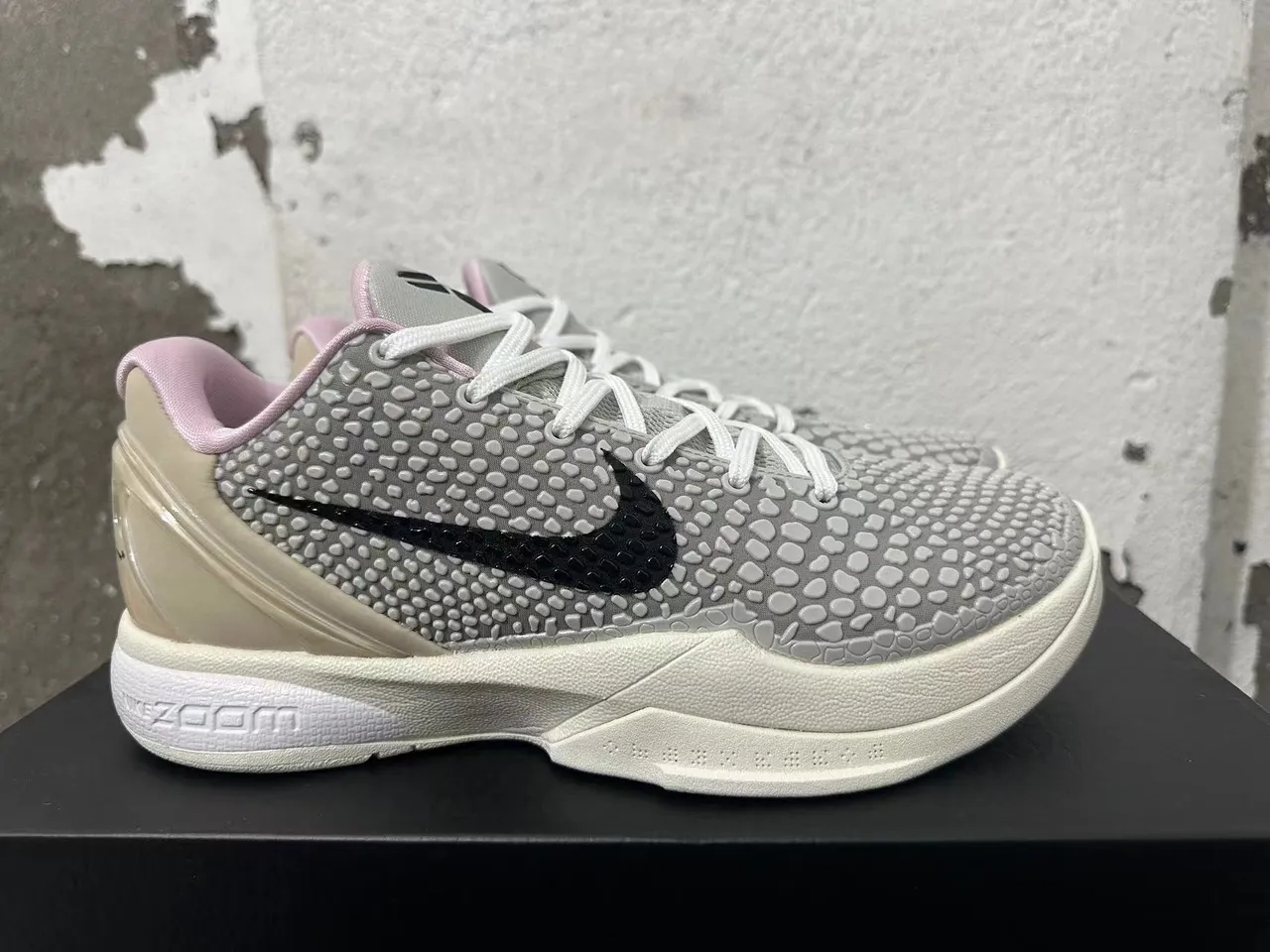 Nike Kobe 5 Protro धूसर सफेद गुलाबी बास्केटबॉल जूते 5