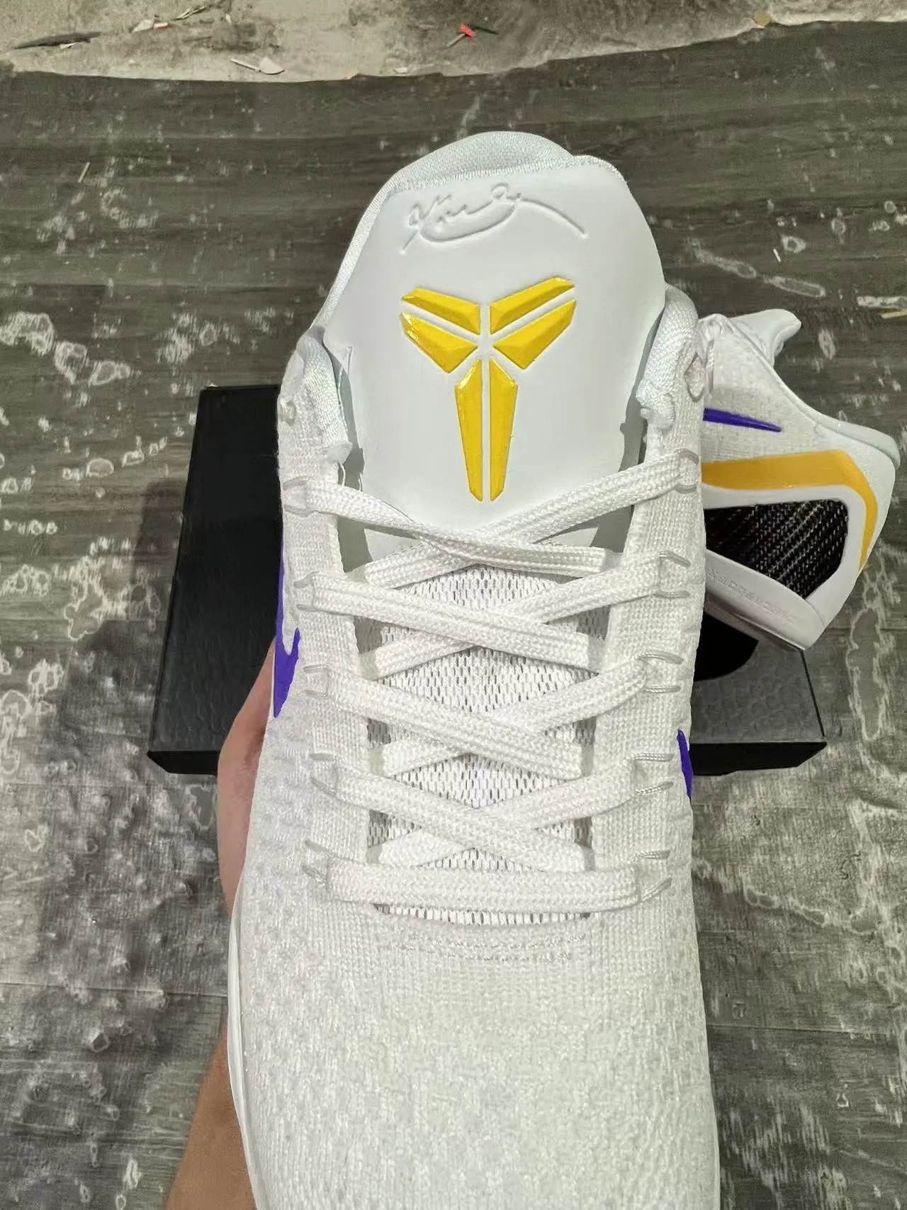 Nike Kobe 9 Elite White Purple Yellow बास्केटबॉल जूते 4