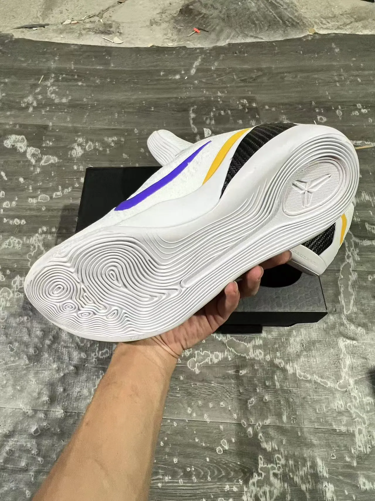 Nike Kobe 9 Elite White Purple Yellow बास्केटबॉल जूते 6