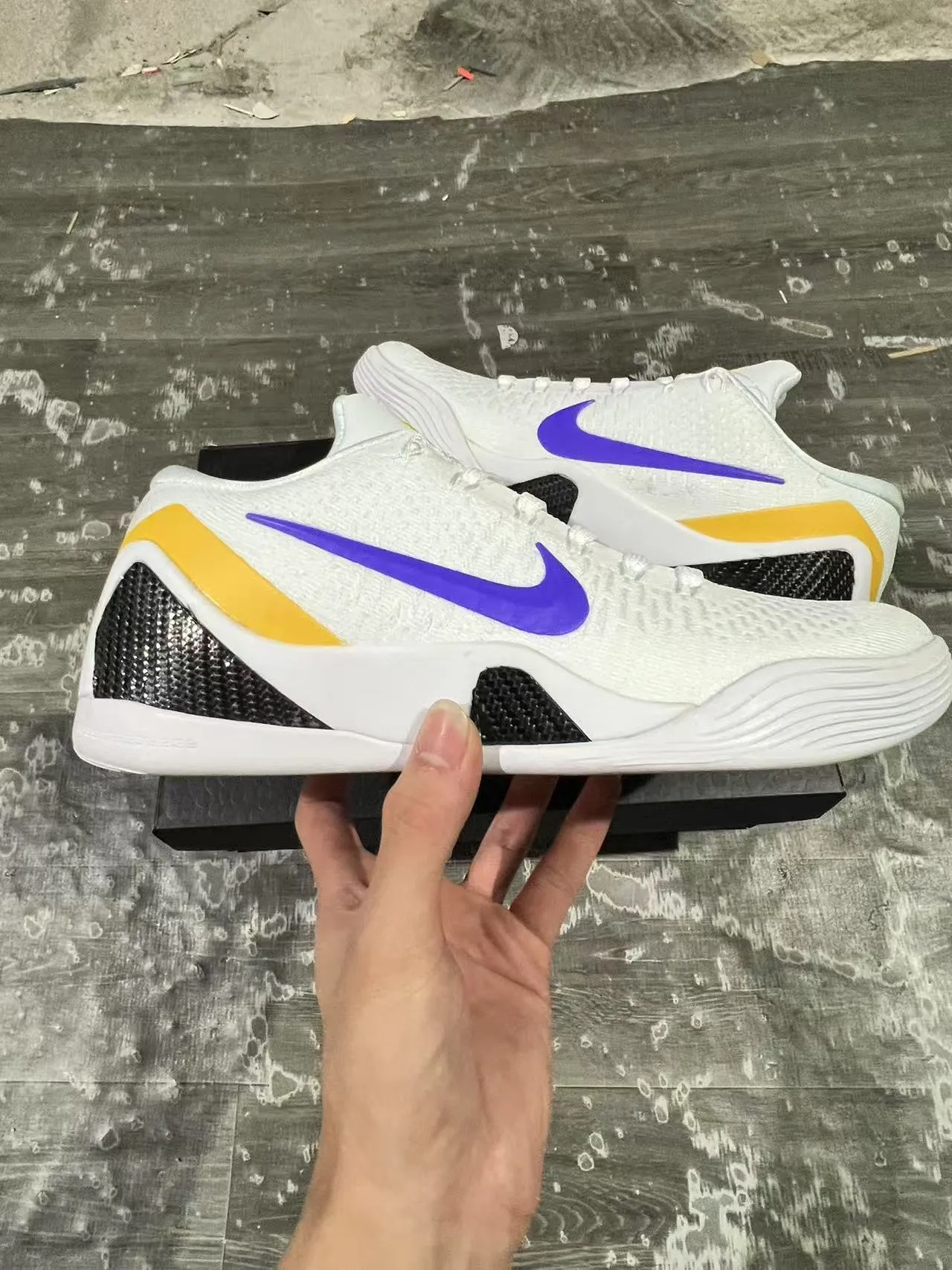 Nike Kobe 9 Elite White Purple Yellow बास्केटबॉल जूते 7