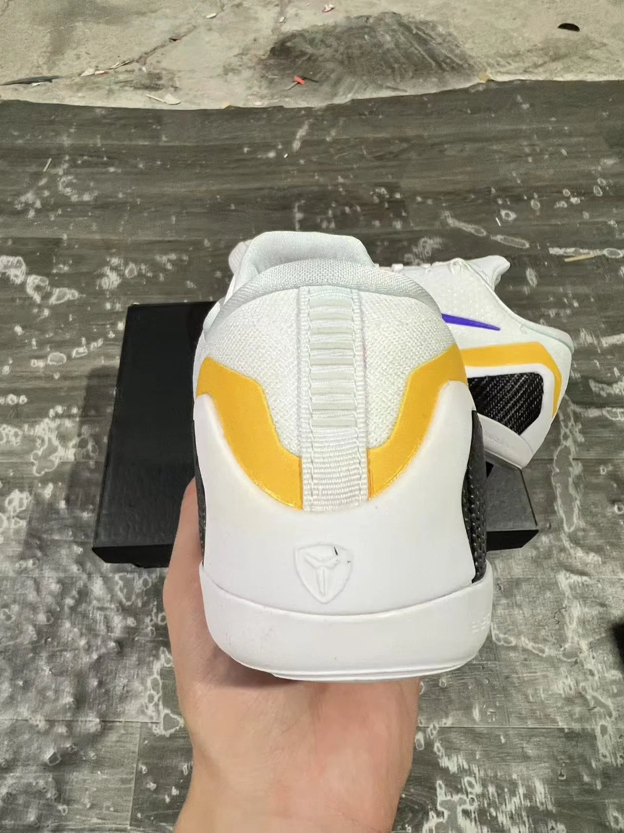 Nike Kobe 9 Elite White Purple Yellow बास्केटबॉल जूते 8