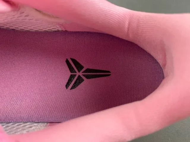 Nike Kobe Rose Noir Tige Texturée Pébbled Superposition Swoosh Chaussures de Basketball 7