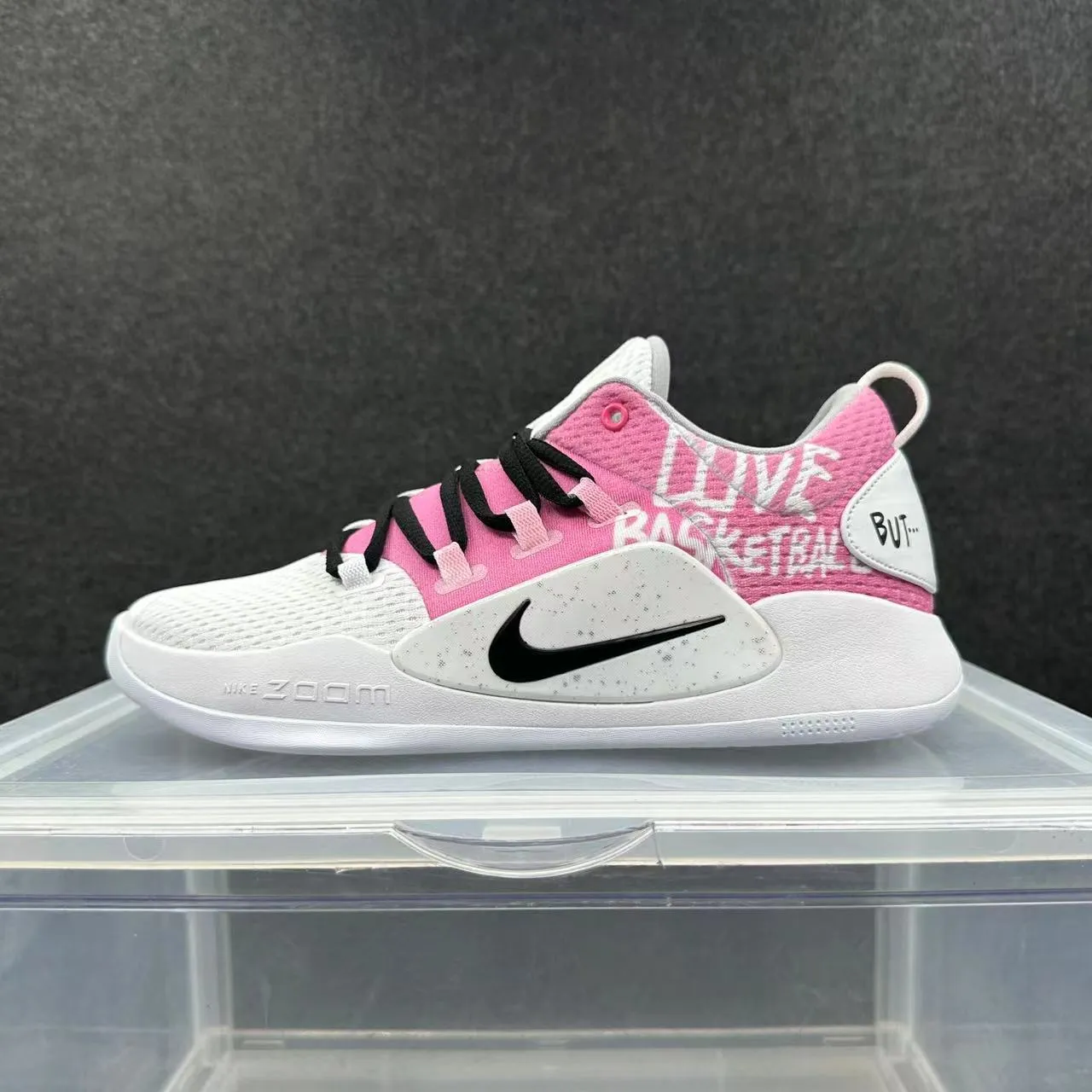 Nike Kyrie सफेद गुलाबी लो-टॉप सिल्हूट मेश और सिंथेटिक ओवरले निर्माण बास्केटबॉल जूते 2
