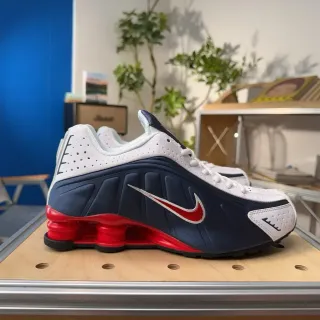 Zapatillas Lifestyle Nike Navy Red Shox Sistema de Amortiguación Upper Perforado
