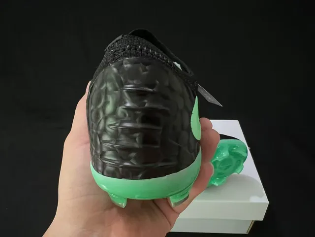 Nike Phantom GT 黑色霓虹绿 Firm-Ground 足球鞋 3