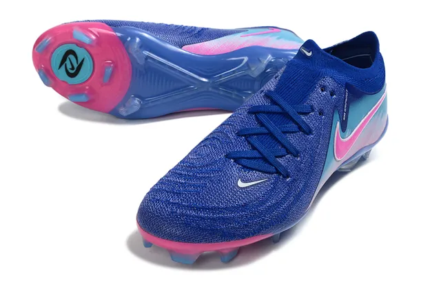 Nike Phantom GT Chaussures de football avec upper de knit bleu rose, lacets asymétriques et surface Firm-Ground 4