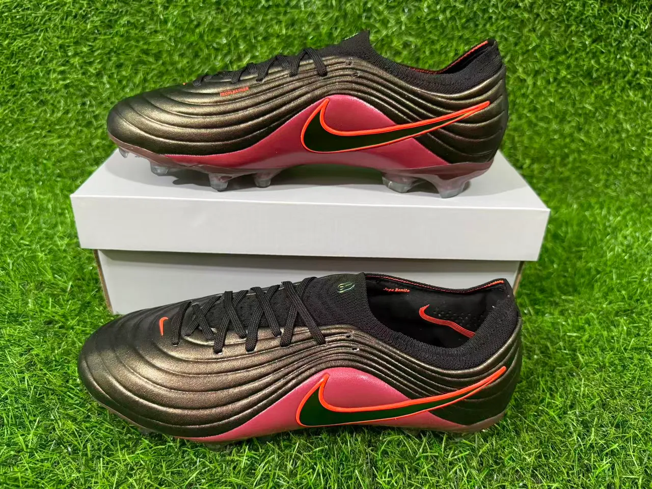Nike Phantom GT Bordeaux Noir Motif Ondulé Tige Synthétique Chaussures de Football pour Terrain Firme 8