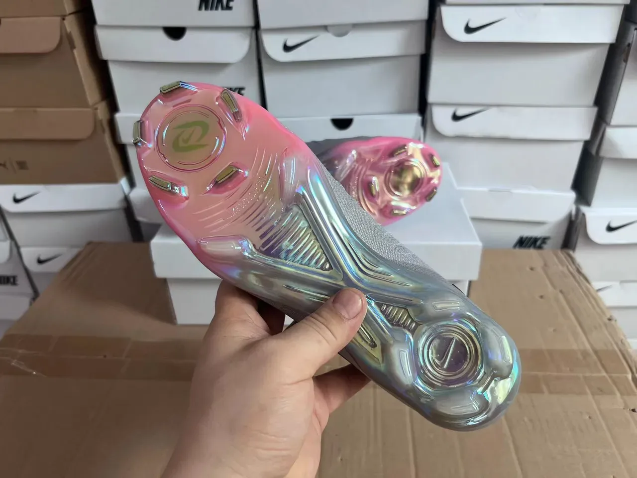 Nike Phantom GT Iridescent Gray أحذية كرة القدم للأرض الصلبة 2