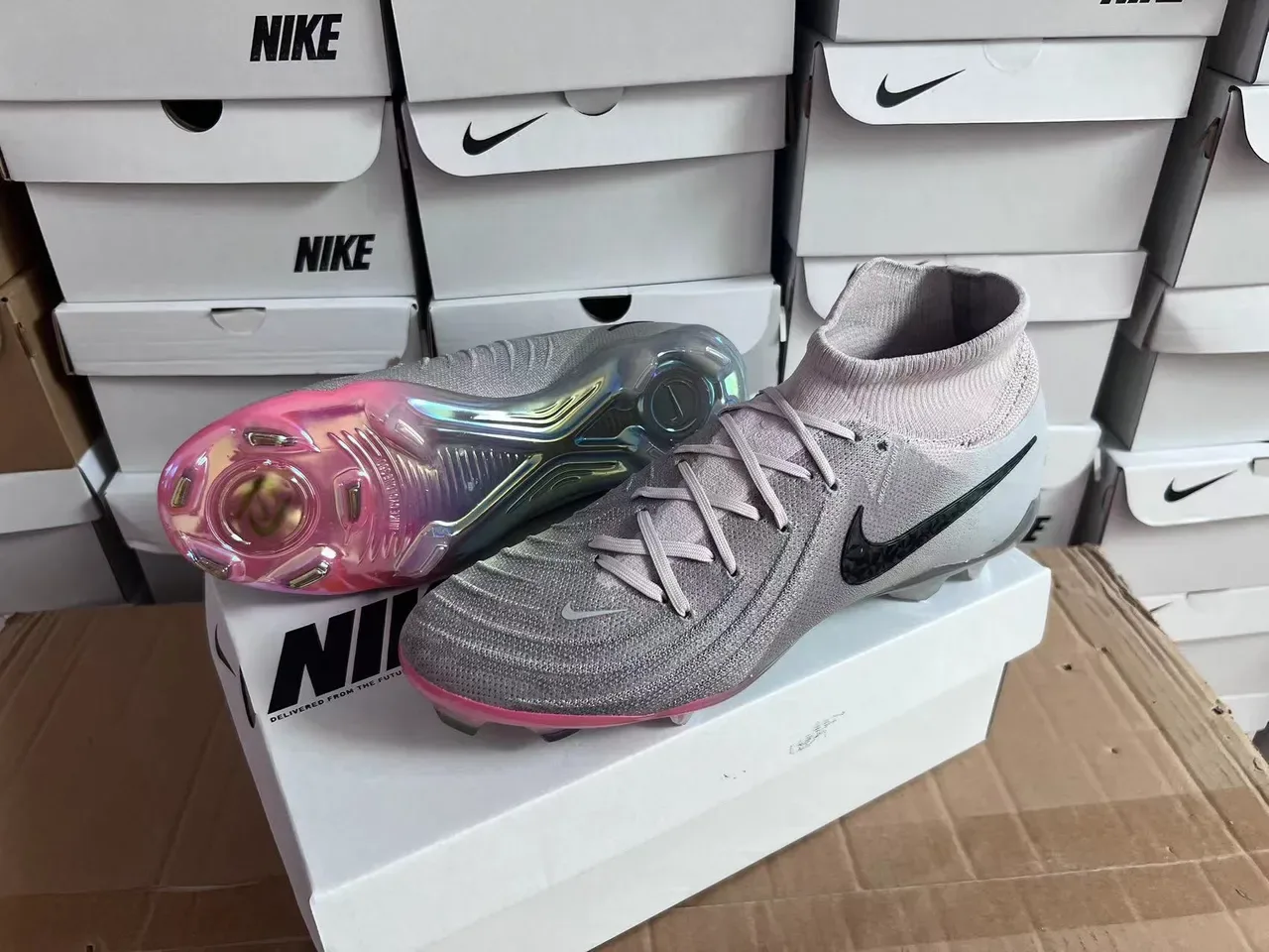 Nike Phantom GT Iridescent Gray أحذية كرة القدم للأرض الصلبة 10