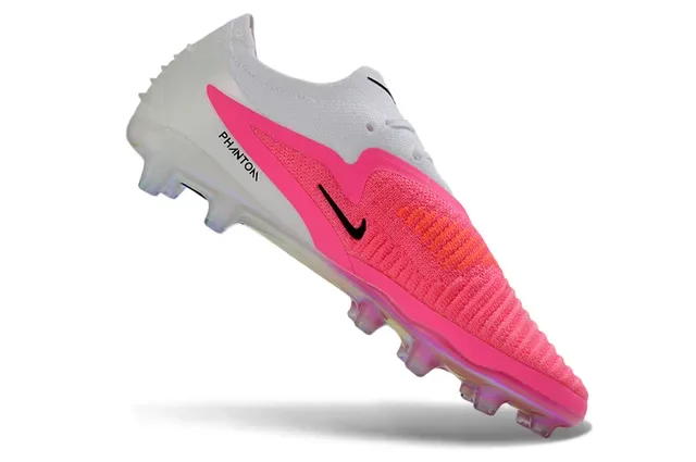 Nike Phantom GT 白色粉色针织鞋面 低帮款 钉面足球鞋 2