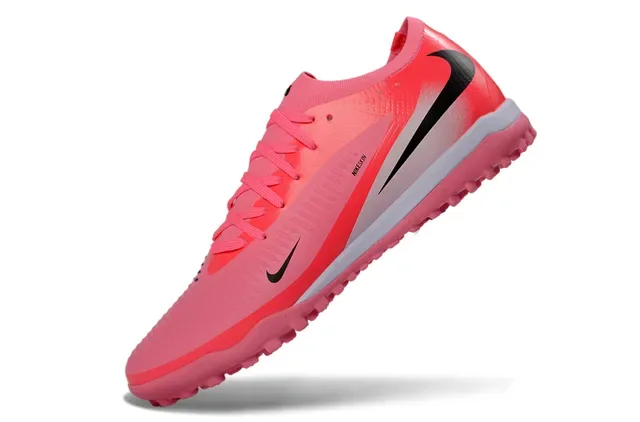 Nike Chaussures de football turf synthétiques texturisées de coupe basse tige texturée en rose et noir 3