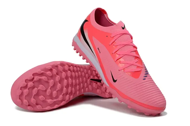 Nike Chaussures de football turf synthétiques texturisées de coupe basse tige texturée en rose et noir 4