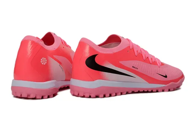 Nike Chaussures de football turf synthétiques texturisées de coupe basse tige texturée en rose et noir 5