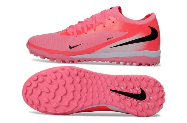 Nike Chaussures de football turf synthétiques texturisées de coupe basse tige texturée en rose et noir 6
