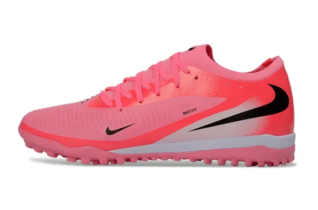 Nike Chaussures de football turf synthétiques texturisées de coupe basse tige texturée en rose et noir 7