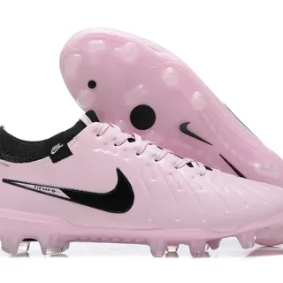 Nike Chaussures de foot roses et noires à coupe basse avec upper synthétique matelassé à texture côtelée pour terrain ferme