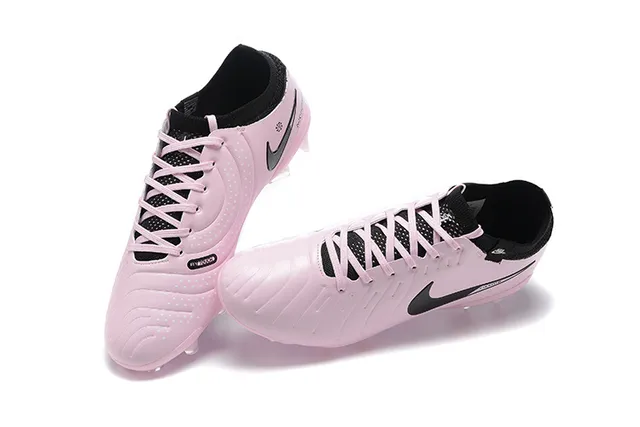 Nike Zapatos de fútbol rosa y negro de corte bajo con upper sintético acolchado con textura ribeteada para terreno firme 3