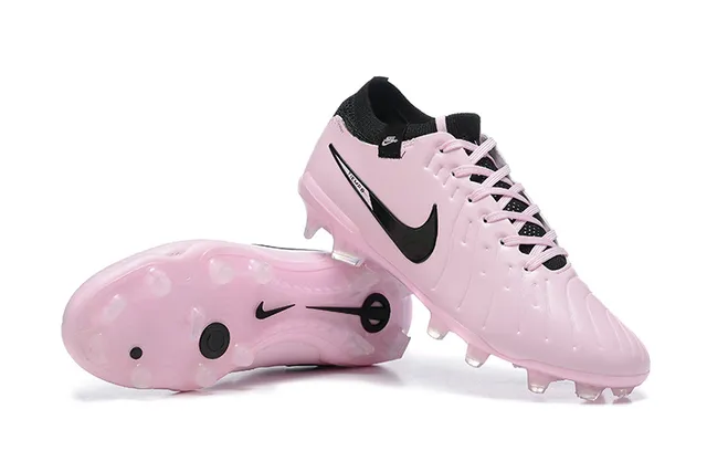 Nike Zapatos de fútbol rosa y negro de corte bajo con upper sintético acolchado con textura ribeteada para terreno firme 6
